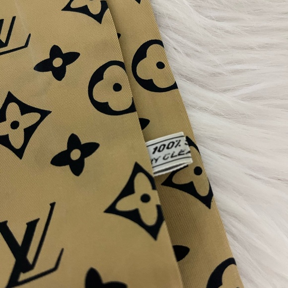 Louis Vuitton Monogram Silk Neck Muffler. - Picture 9 of 14